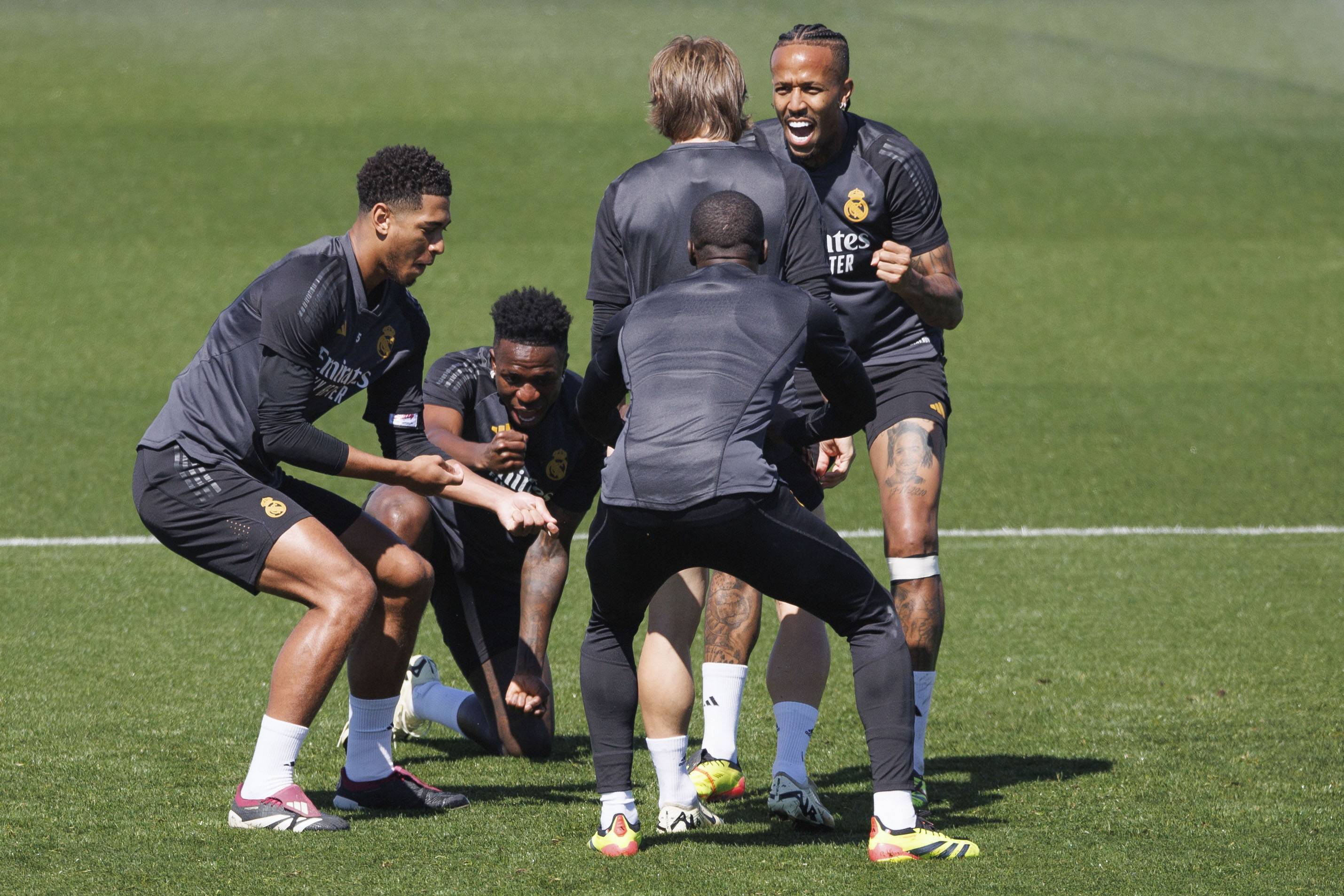 开云体育登录指南-包含赛前瓦伦西亚备战欧冠莱万多夫斯基与50激战巴黎圣日耳曼分钟，连对手都承认：风云突变上海申花今夜官宣签约的词条